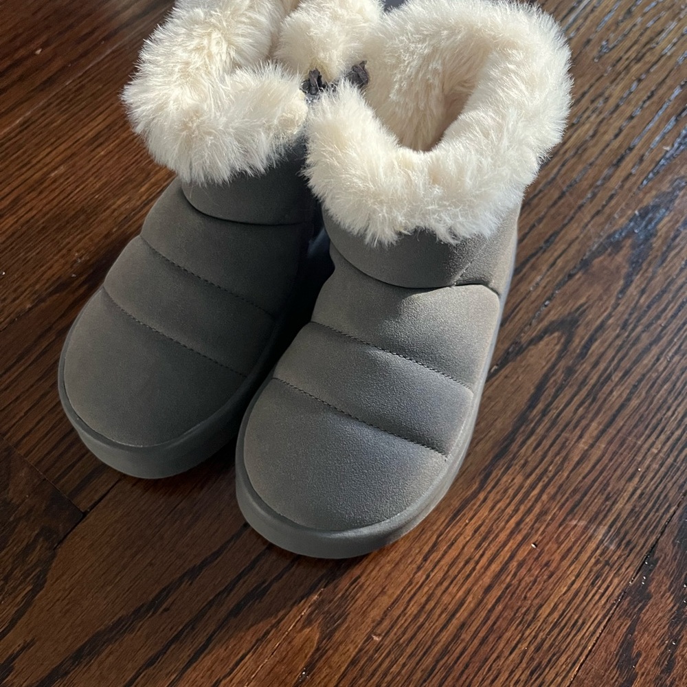 Zara Kids Gray Boots with Cream Fur